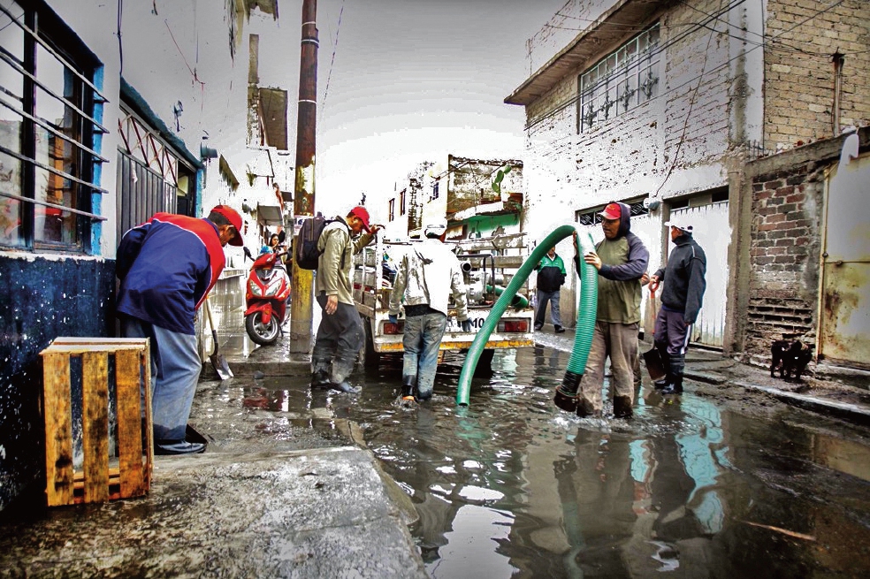 En Ecatepec recuperan los enseres entre aguas negras 