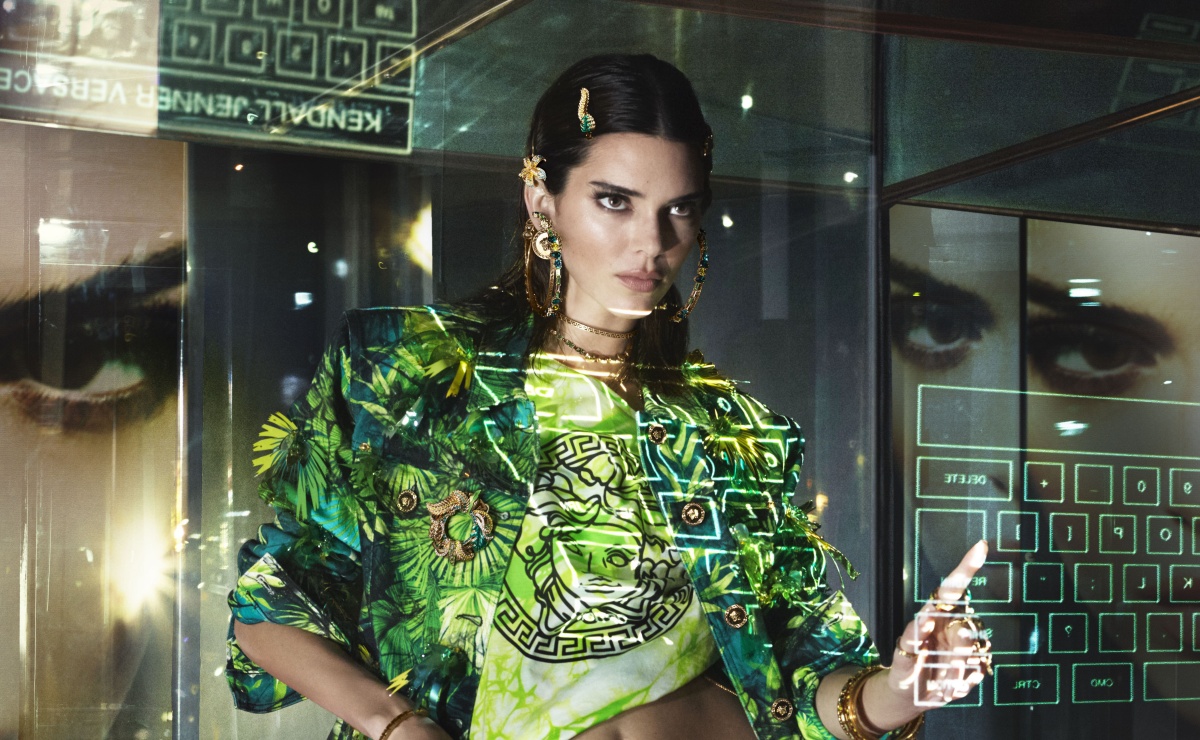 Kendall Jenner deslumbra con minifalda verde icónica de Versace