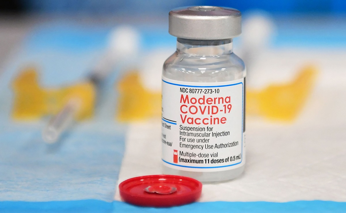 Dosis de refuerzo de vacuna Moderna aumenta protección frente a variante ómicron, asegura farmacéutica