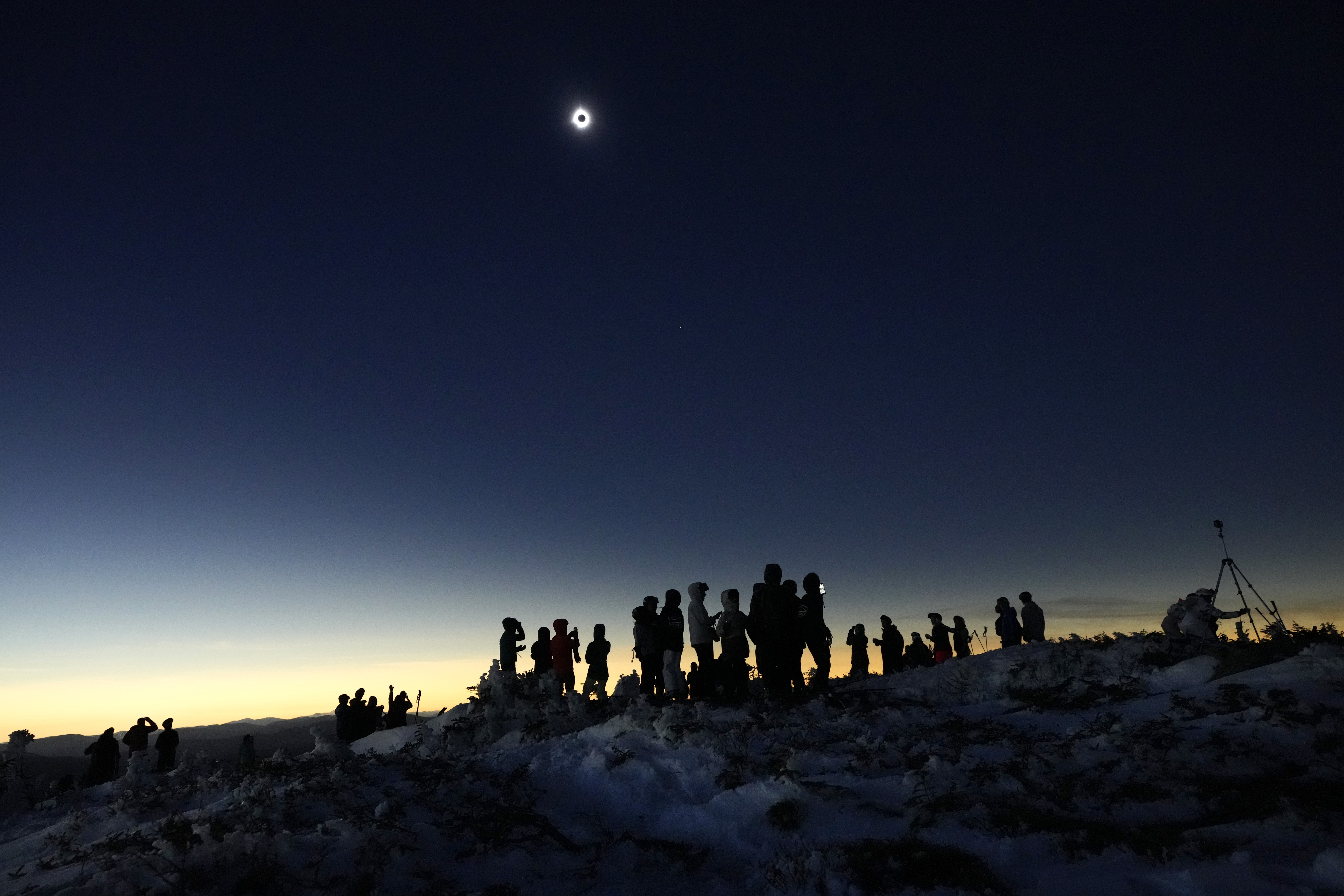 Millones de mexicanos presencian el histórico eclipse solar total. VIDEO