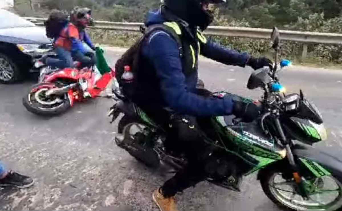 VIDEO: Captan el momento en el que un conductor arrolla a motociclista en carretera Real del Monte-Pachuca