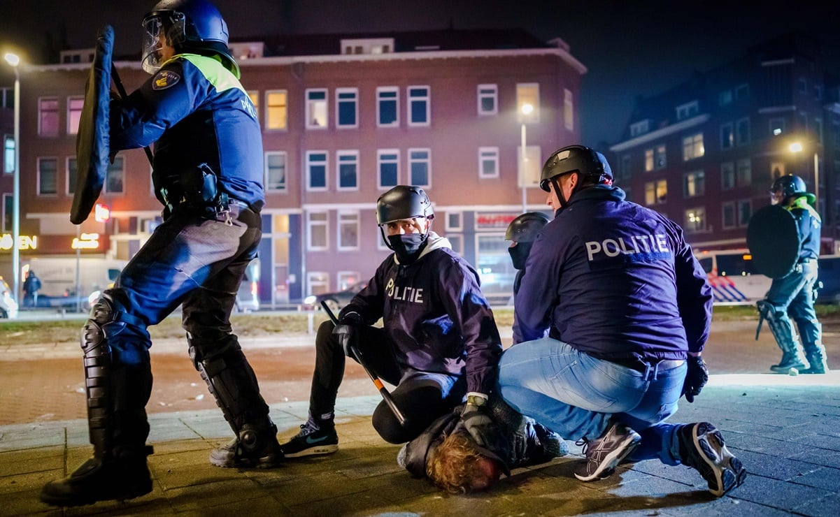 Países Bajos vive tercera noche de protestas violentas por toque de queda ante el Covid