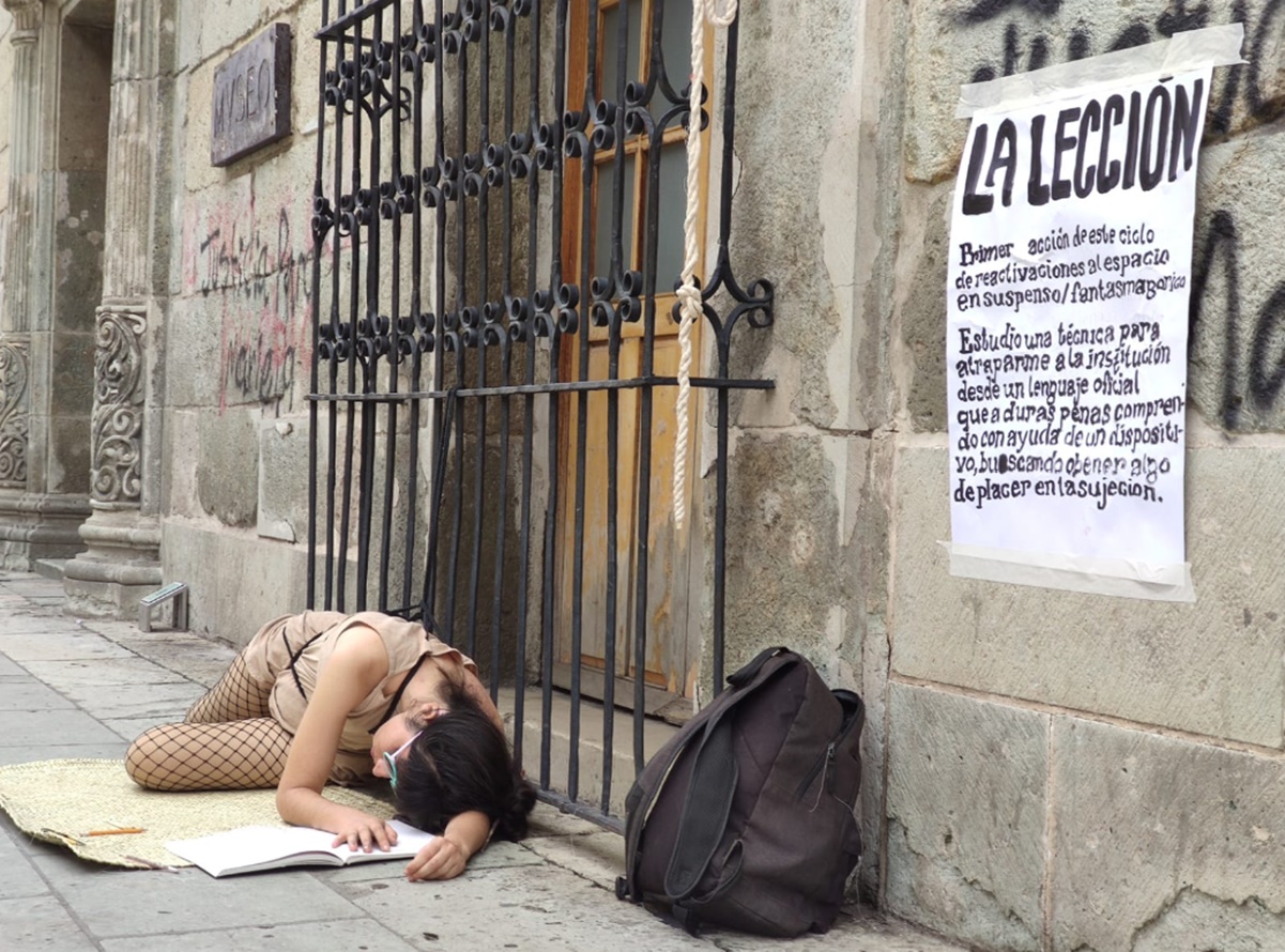 Artista se amarra a ventana del MACO para exigir la devolución de sus obras al gobierno de Oaxaca