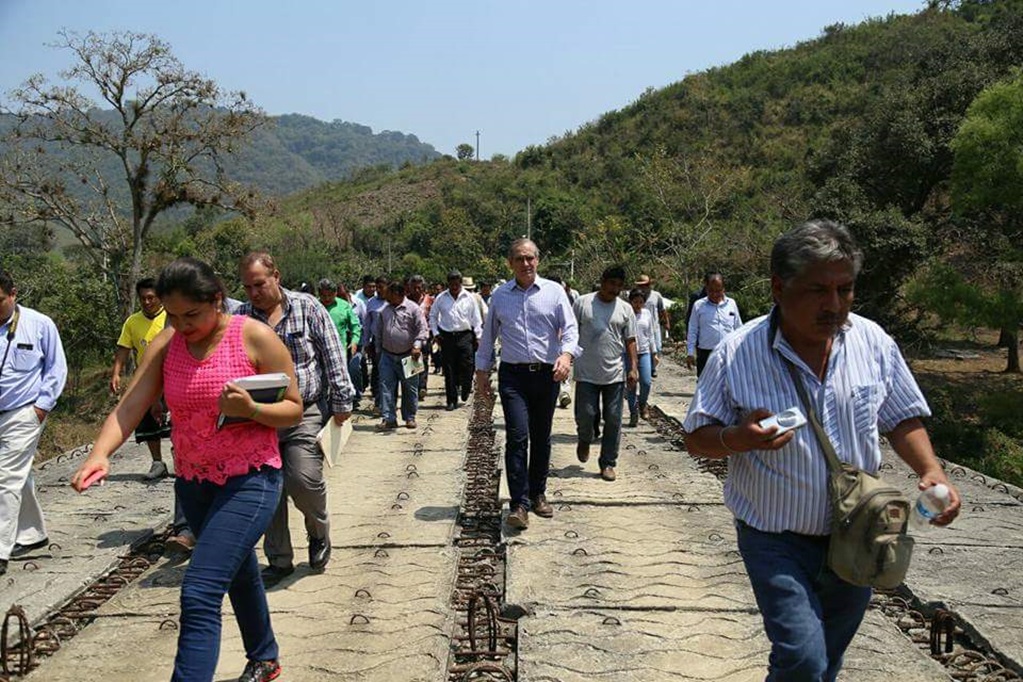 Acusan a funcionario de usar helicóptero con fines electorales en Veracruz