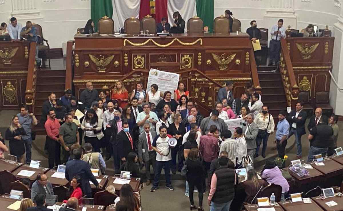 Trabajadores del Congreso de la CDMX toman salón de plenos; denuncian violaciones laborales