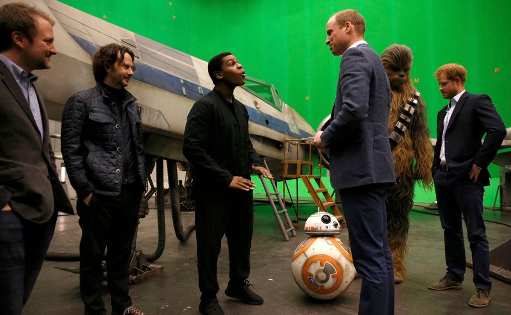 Príncipes británicos visitan set de "Star Wars"