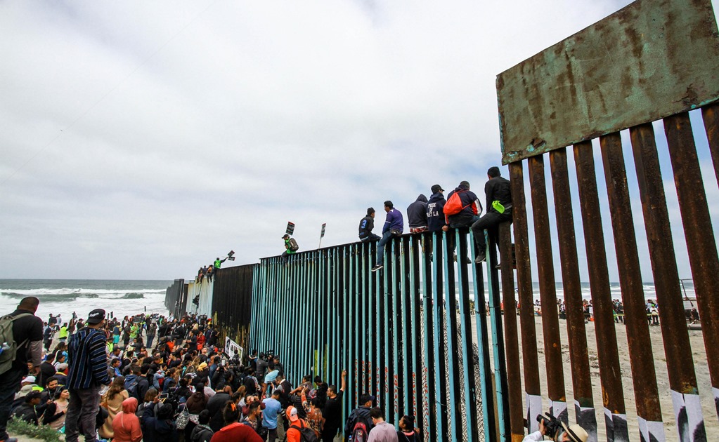 Caravana migrante llega a frontera sur de EU donde planean pedir asilo