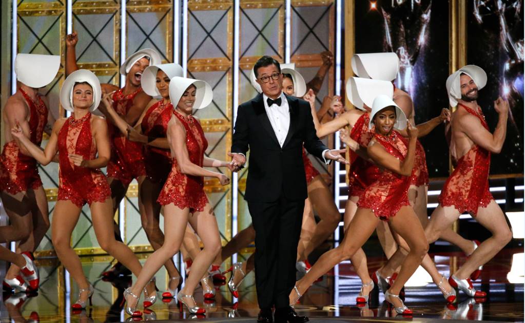 Stephen Colbert se burla de Donald Trump en los Emmy