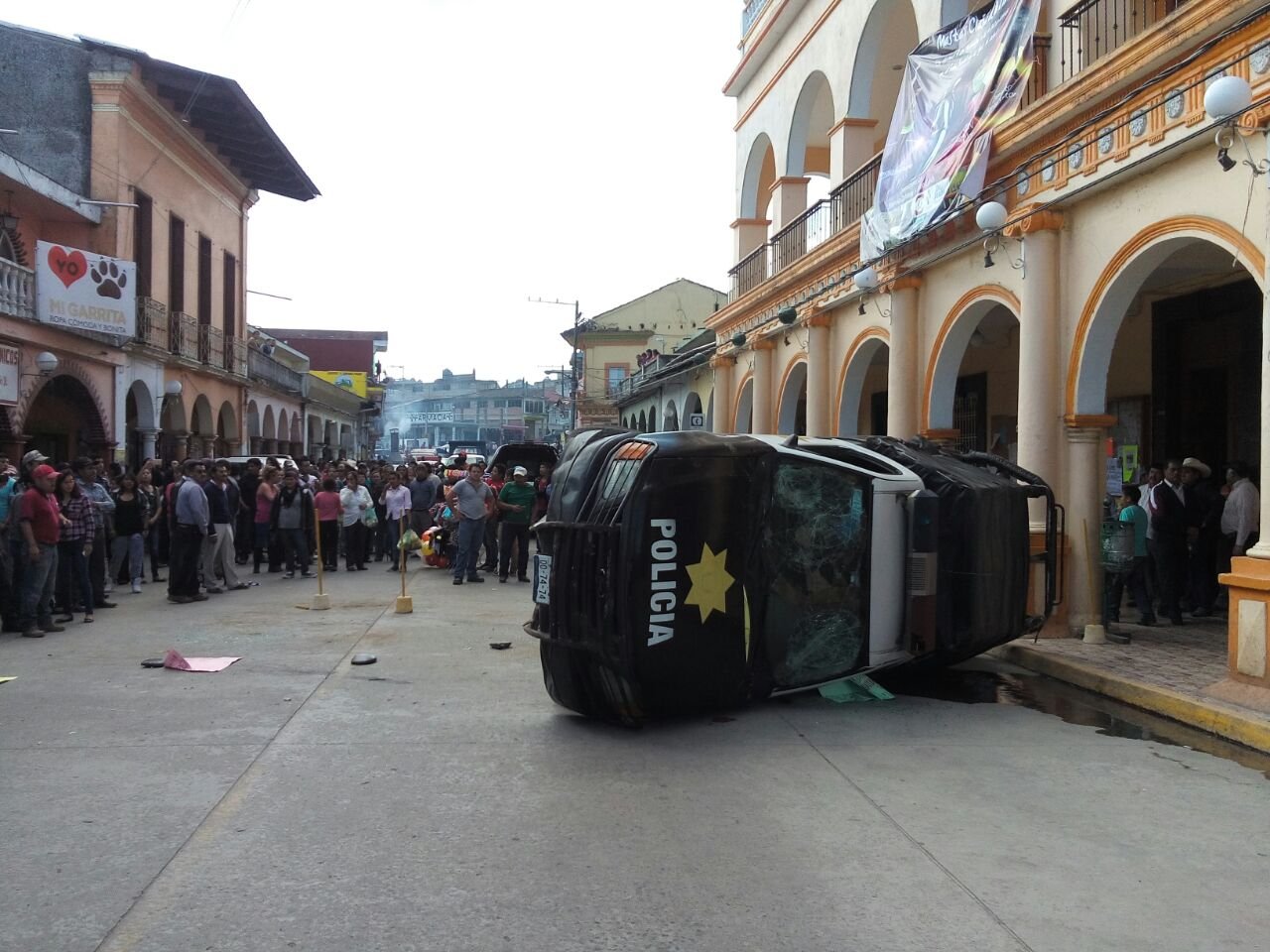 Pobladores protestan y voltean patrulla en Las Vigas, Veracruz