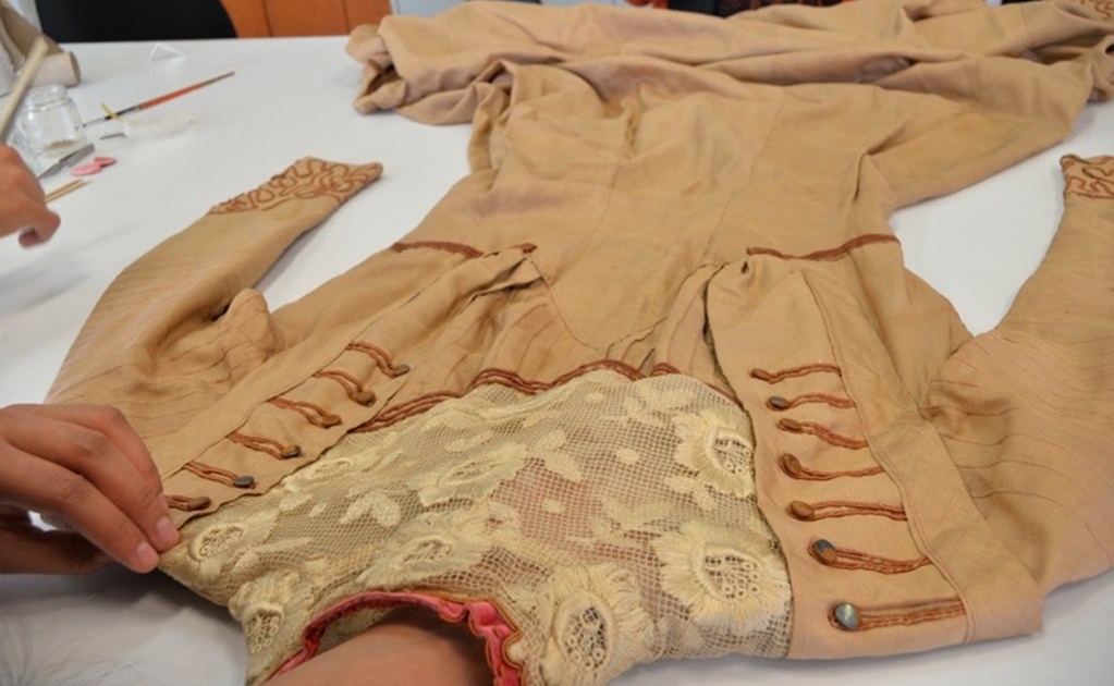 Restauran tocados y un vestido de los siglos XIX y XX