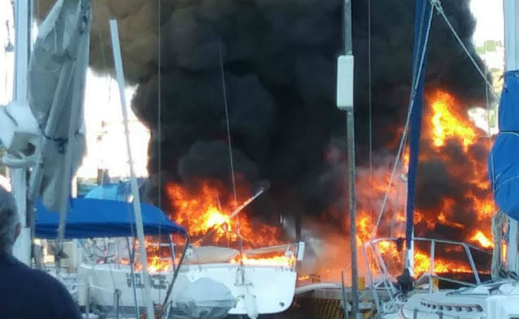 Se incendia embarcación en el Club de Yates de Acapulco