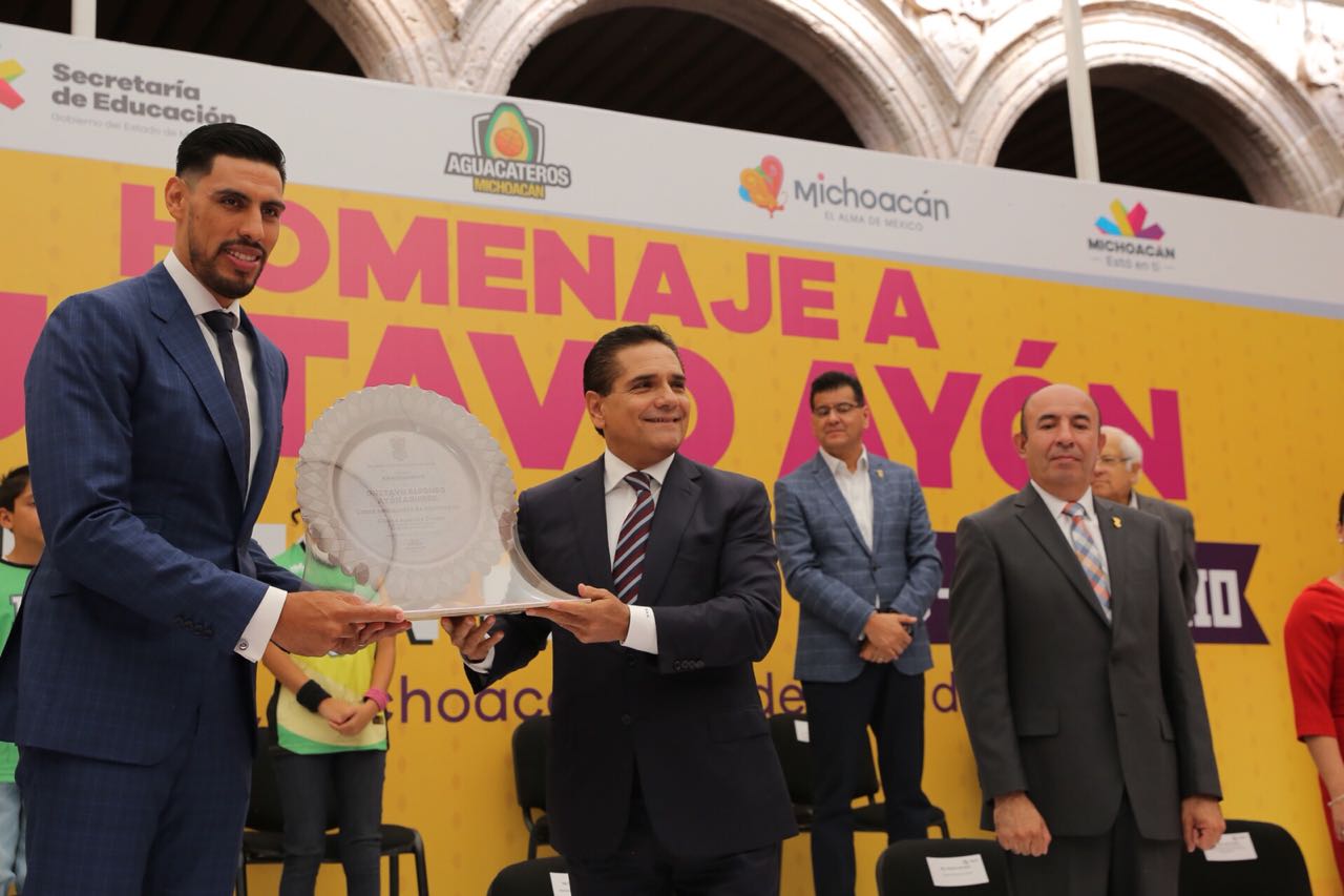 Gustavo Ayón es nombrado embajador de Michoacán
