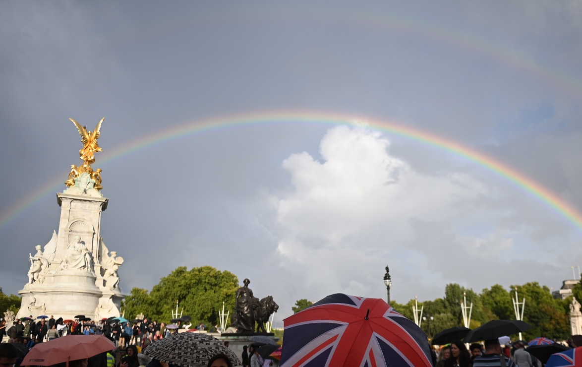 Un arcoíris acompaña la tristeza en el palacio de Buckingham