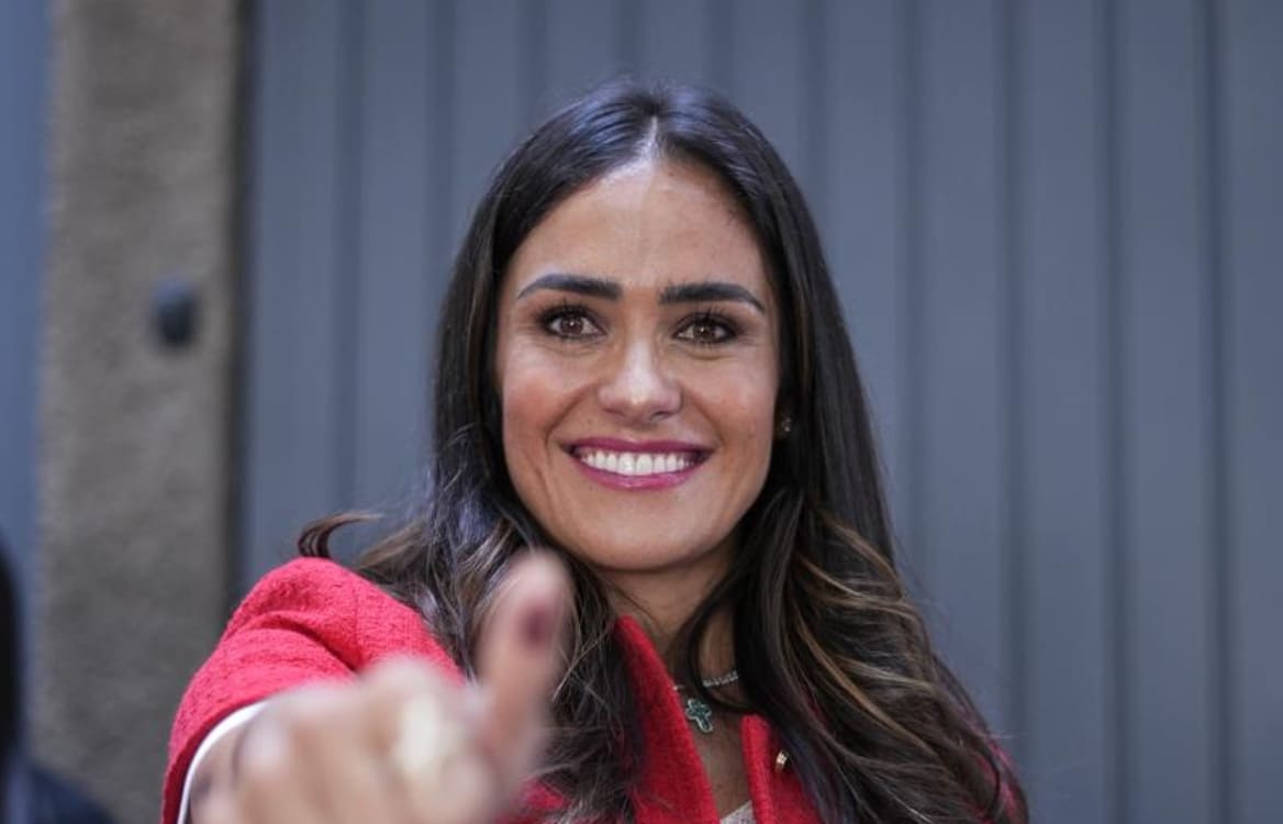 Elecciones 2024: Alessandra Rojo de la Vega, con gran emoción, asiste a votar