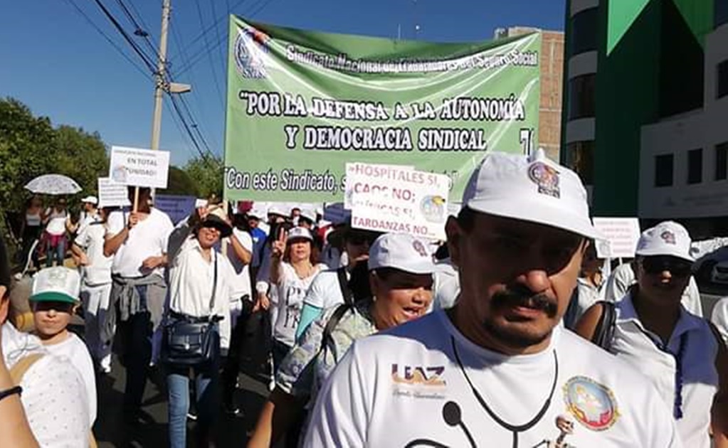 Marchan sindicatos del Seguro Social que se disputan trabajadores en Zacatecas