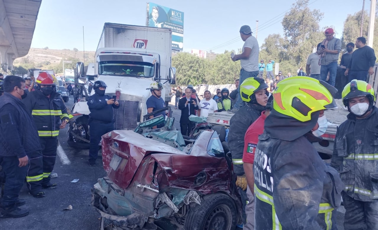 Auto de adulto mayor queda prensado entre dos trailers en accidente en la México-Querétaro