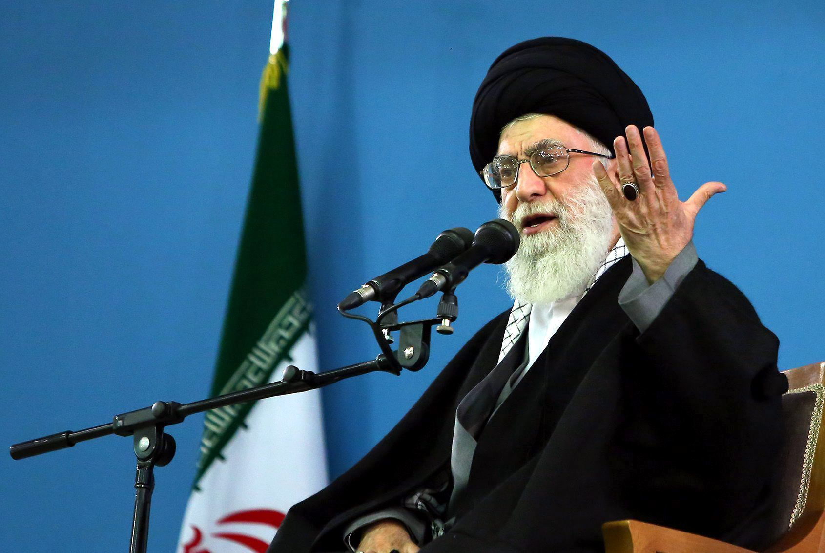 Líder supremo iraní se burla de EU tras violencia en Charlottesville