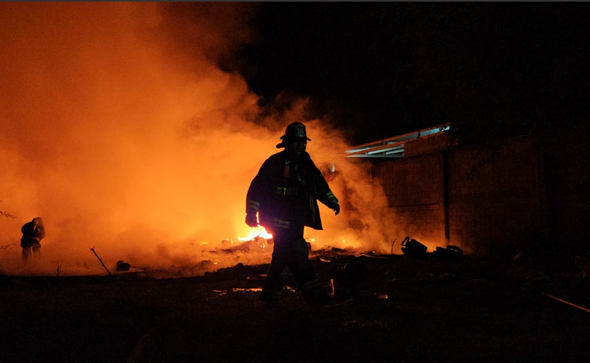 Incendio consume bodega de plásticos en Culiacán