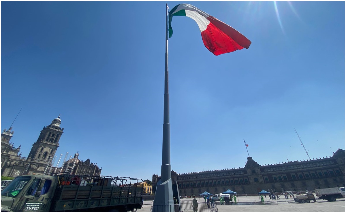 Bandera del Zócalo ondea nuevamente tras marcha del 8M