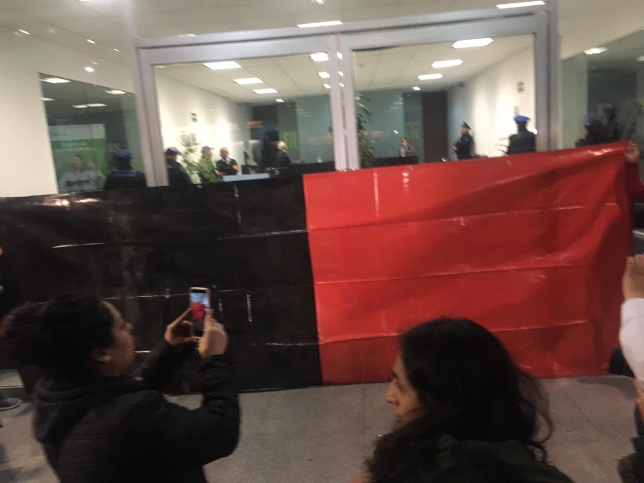 Sindicato de Notimex pone bandera rojinegra; agencia dice que seguirá trabajando