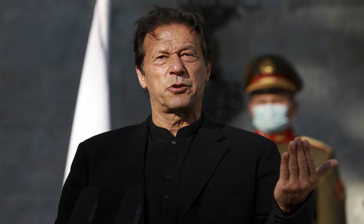 Exigen renuncia de premier paquistaní tras insinuar que mujeres tienen la culpa de violaciones