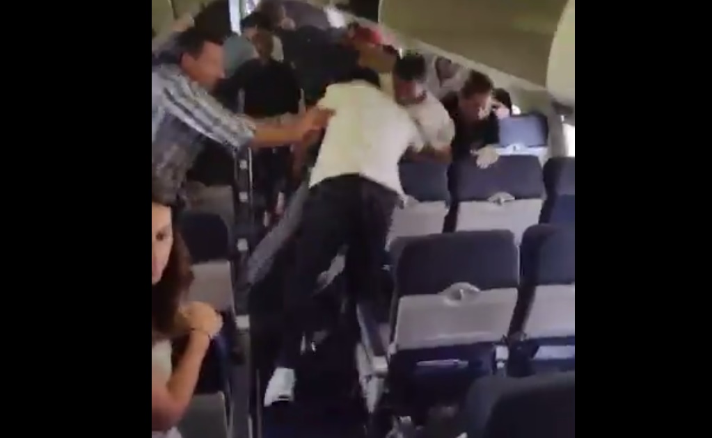 Pasajeros protagonizan pelea dentro de avión en California