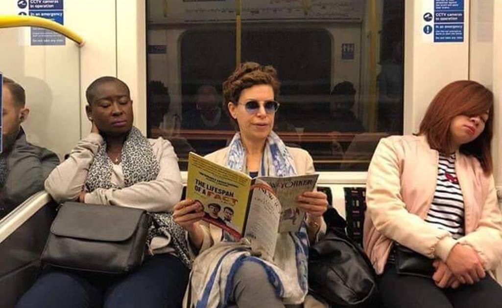 Captan a Karime Macías en el Metro de Londres