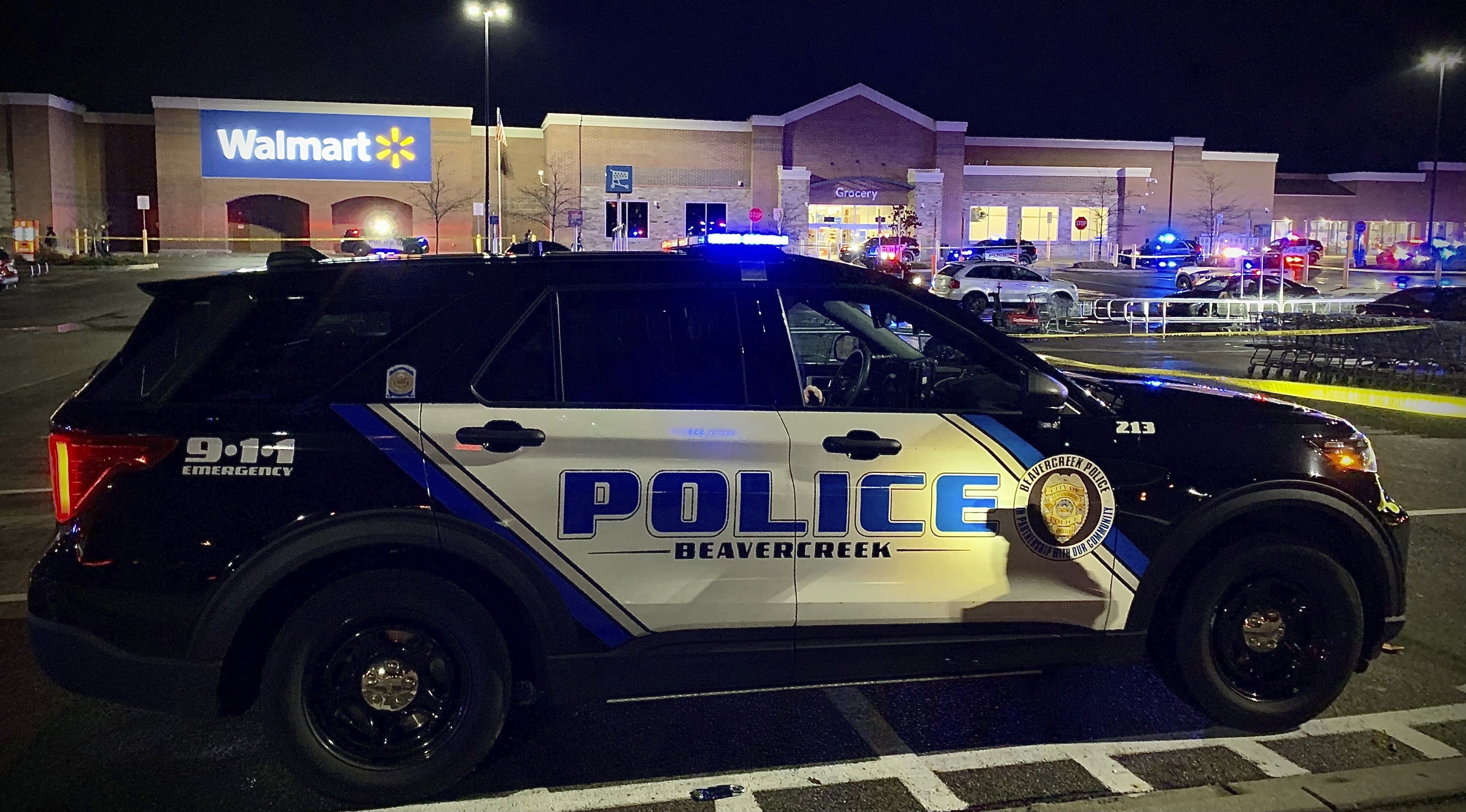 Hombre armado abre fuego en Walmart de Ohio y deja al menos tres personas heridas