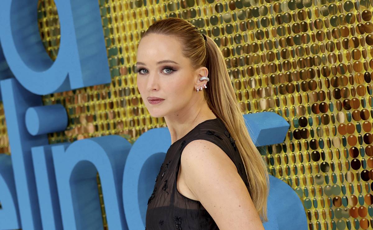 Jennifer Lawrence se une a tendencia de lencería a la vista en premiere en Londres