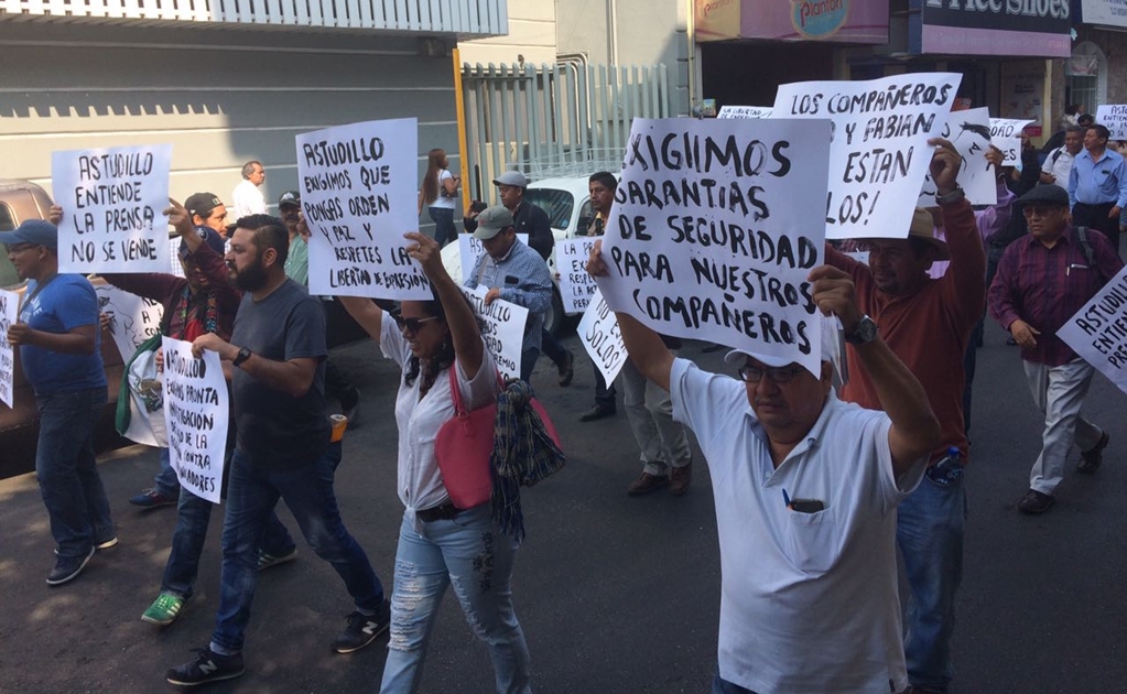 Reporteros marchan por retención de dos compañeros en Guerrero