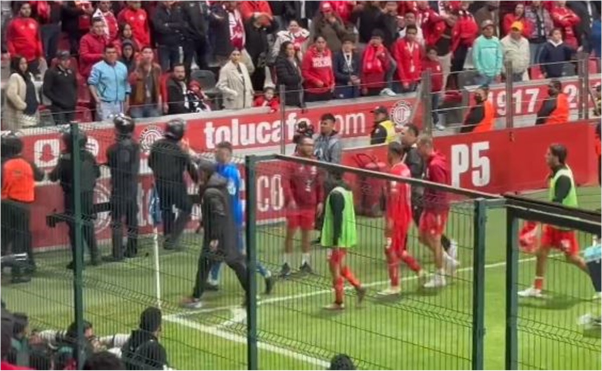 Tras la eliminación, afición del Toluca explota en el Nemesio Díez y se encara con los jugadores
