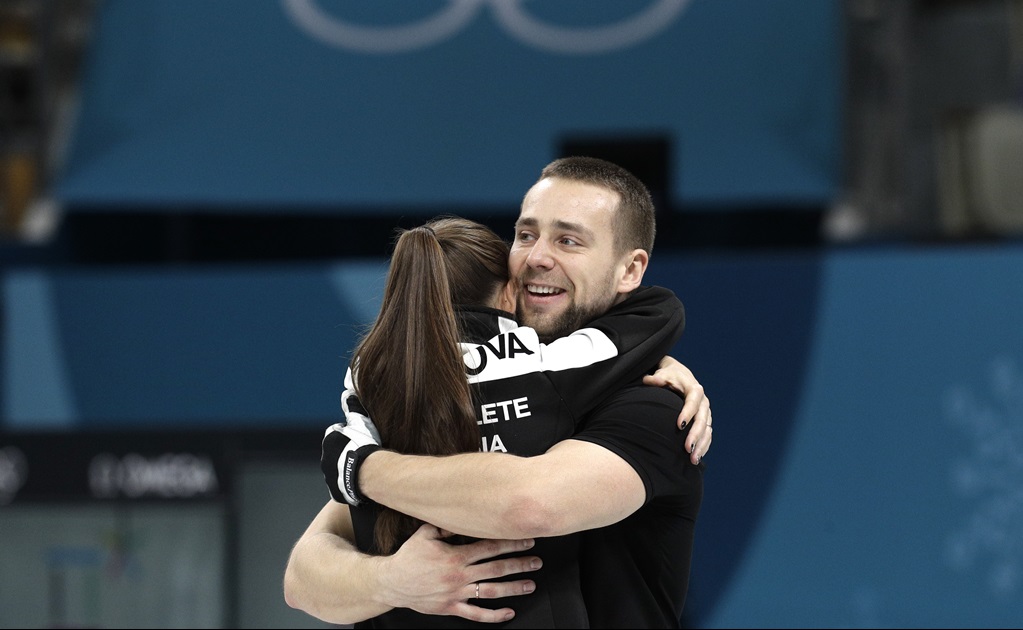 Matrimonio ruso consigue primera medalla en la historia del curling mixto