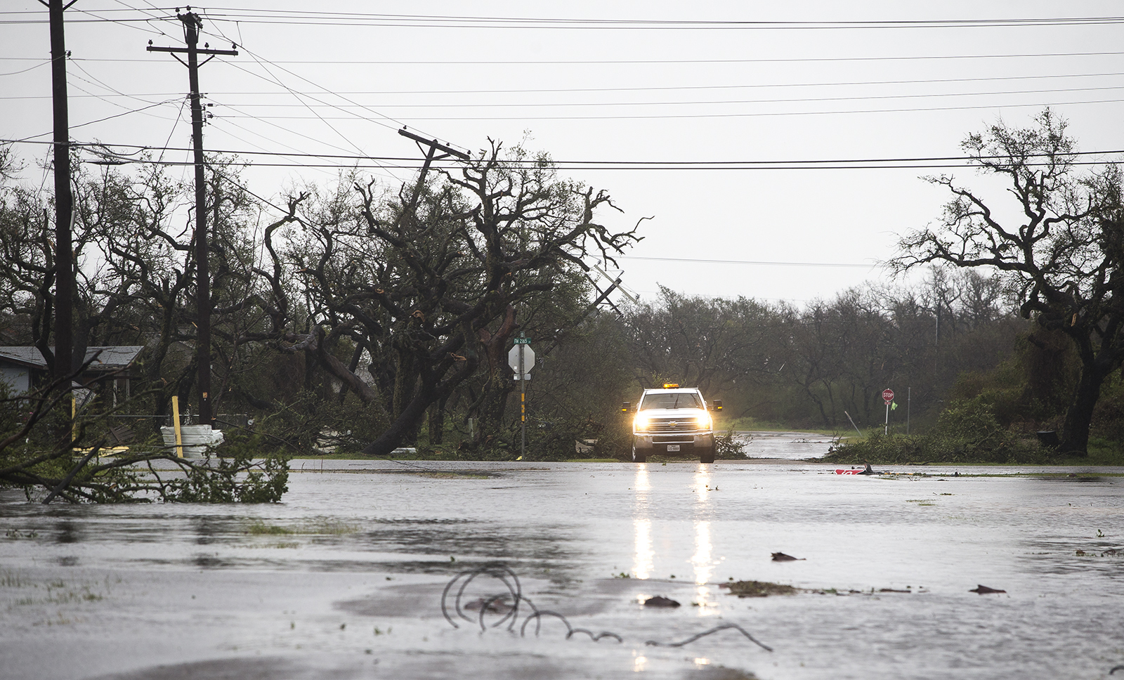 "Harvey" es rebajado a tormenta tropical mientras avanza en Texas