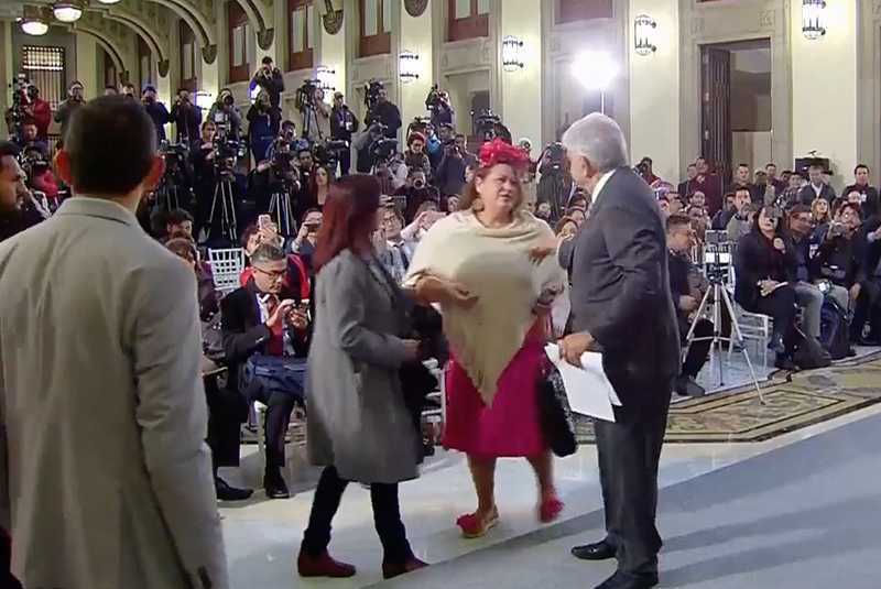 Mujer elude seguridad y llega hasta AMLO en Palacio Nacional