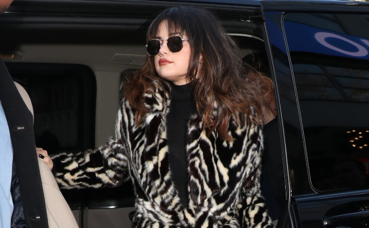 Selena viste abrigo de 3 mil 176 pesos