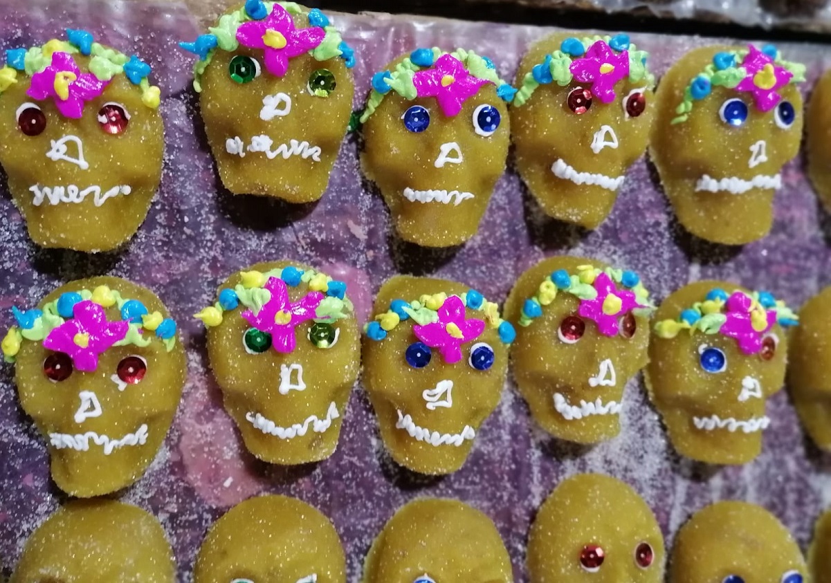 Crean calaveritas poblanas de camote para el Día de Muertos