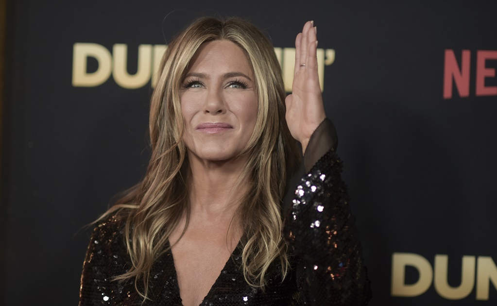 Jennifer Aniston hace topless a sus 50 años de edad