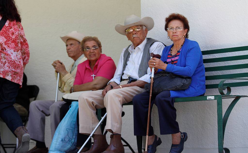 Reciben pensión alimentaria más de mil adultos centenarios