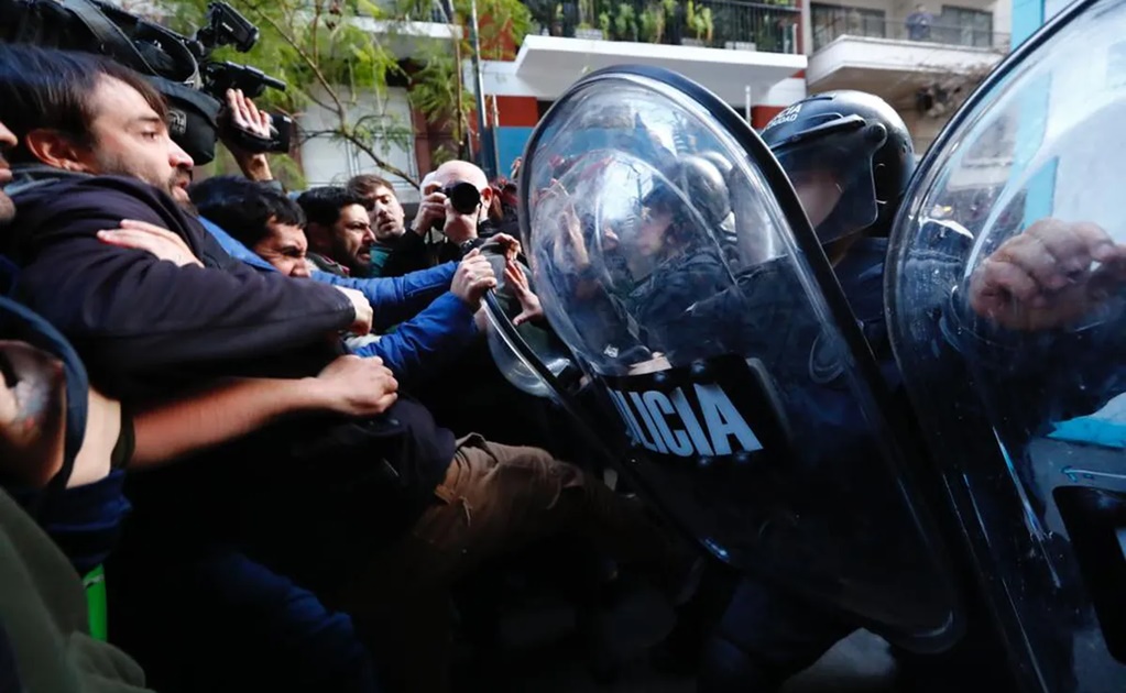 Enfrentamiento entre policías y seguidores de Kirchner deja 5 heridos y 4 detenidos 