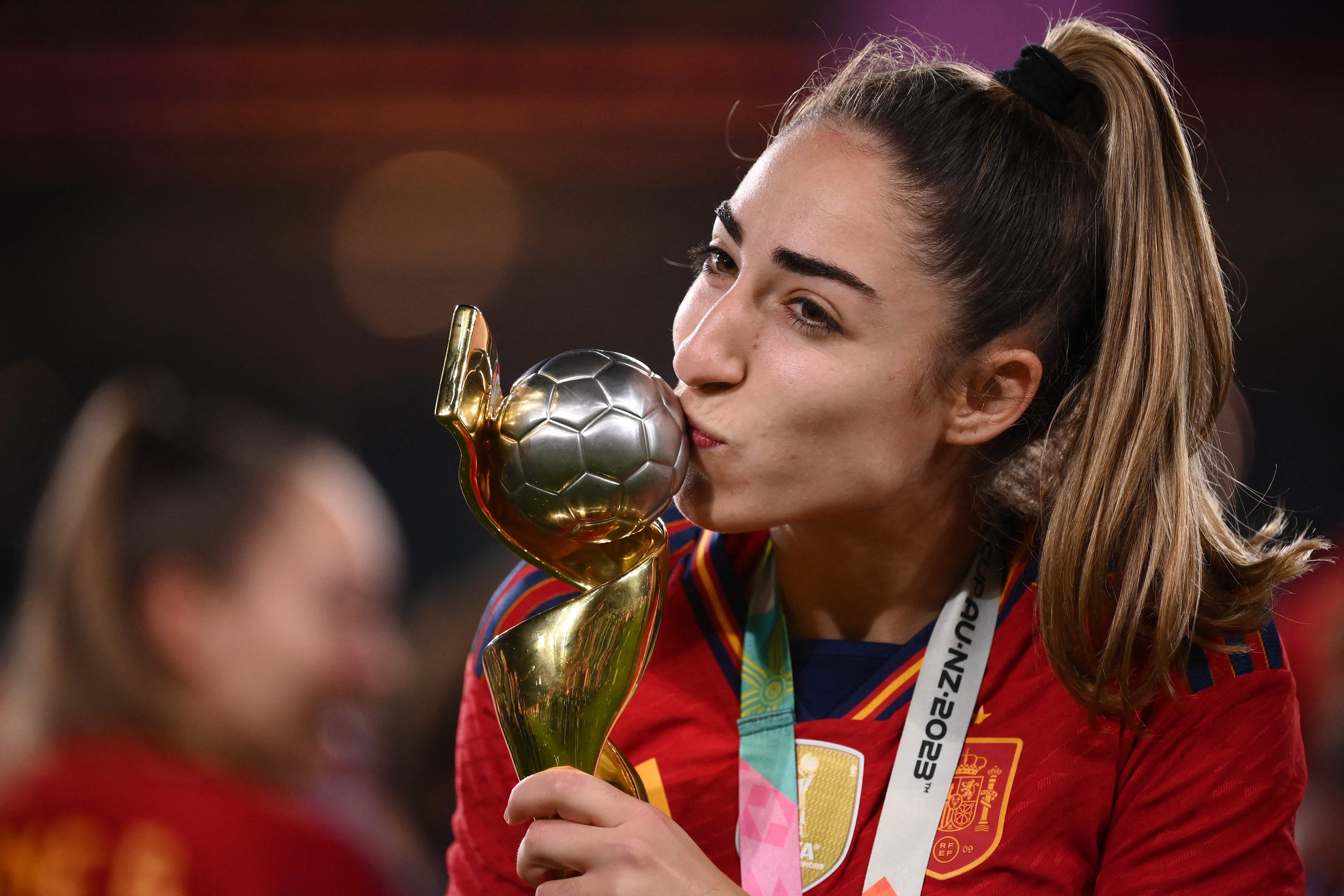 Jugadora española se entera de la muerte de su padre tras ganar la Copa Mundial de futbol femenil