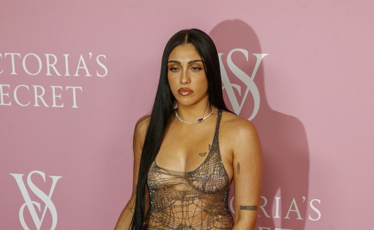 Hija de Madonna lo muestra todo con braless y vestido transparente de tejido metálico