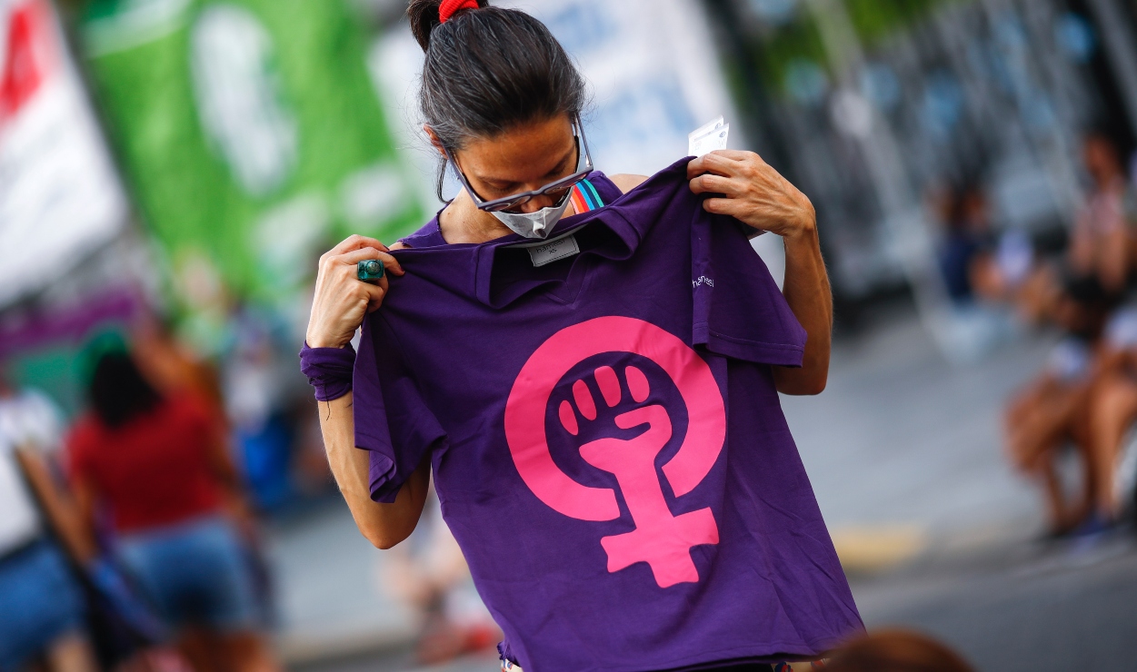 8M: ¿Qué significa usar verde, violeta y blanco en el Día Internacional de la Mujer?; la experta Cynthia Fuertes nos cuenta