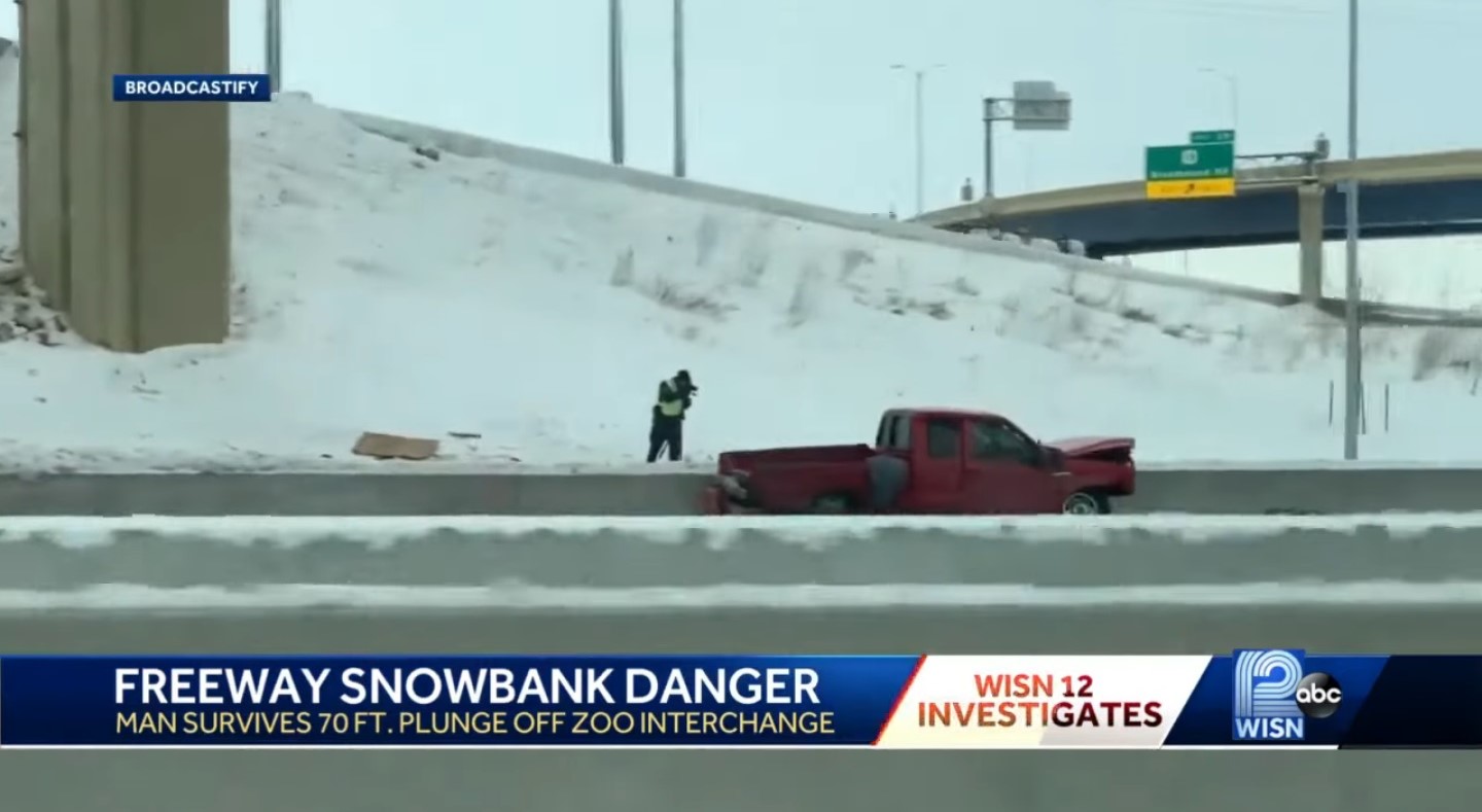 En video: conductor choca con montículo de nieve y cae 70 metros por un puente