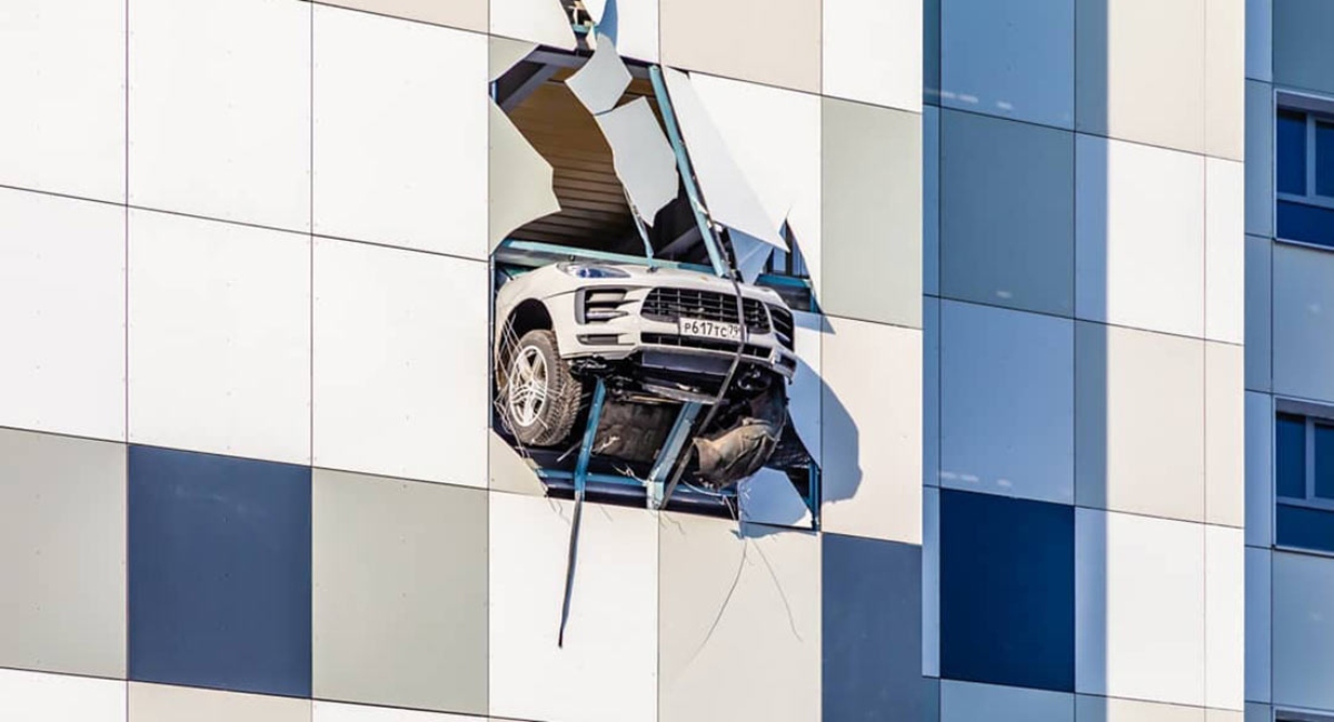 Porsche Macan casi cae de estacionamiento en Rusia