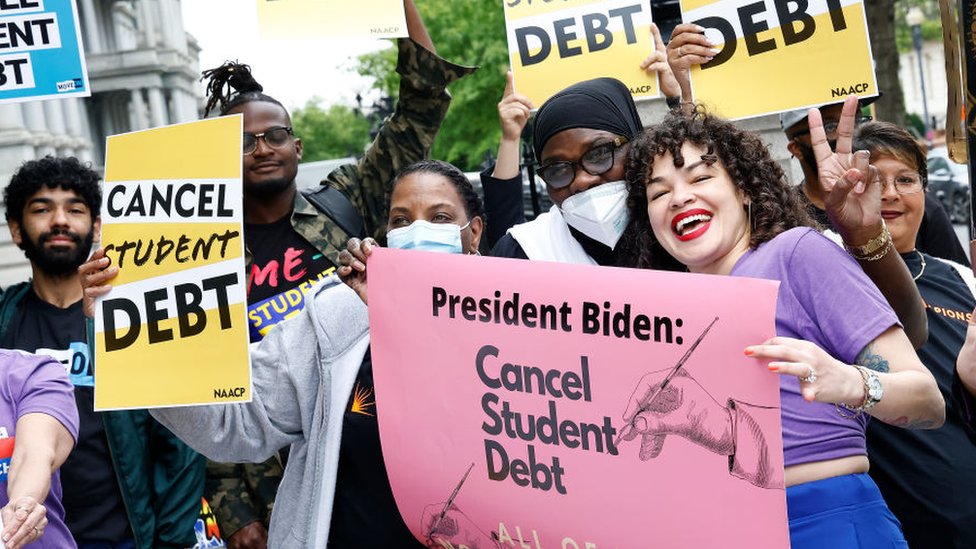 Los estadounidenses que se ahorrarán hasta 20 mil dólares gracias al perdón de las deudas estudiantiles anunciado por Joe Biden