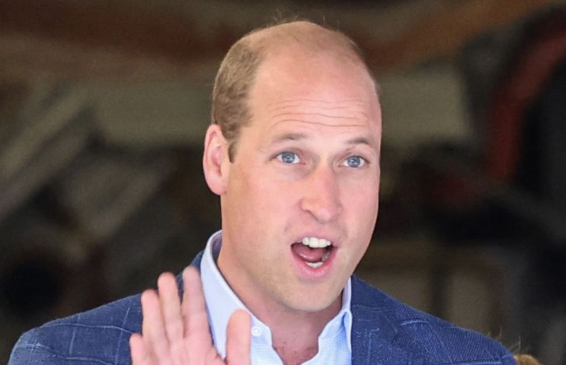 El príncipe William muestra su lado divertido al bromear sobre su caída de pelo
