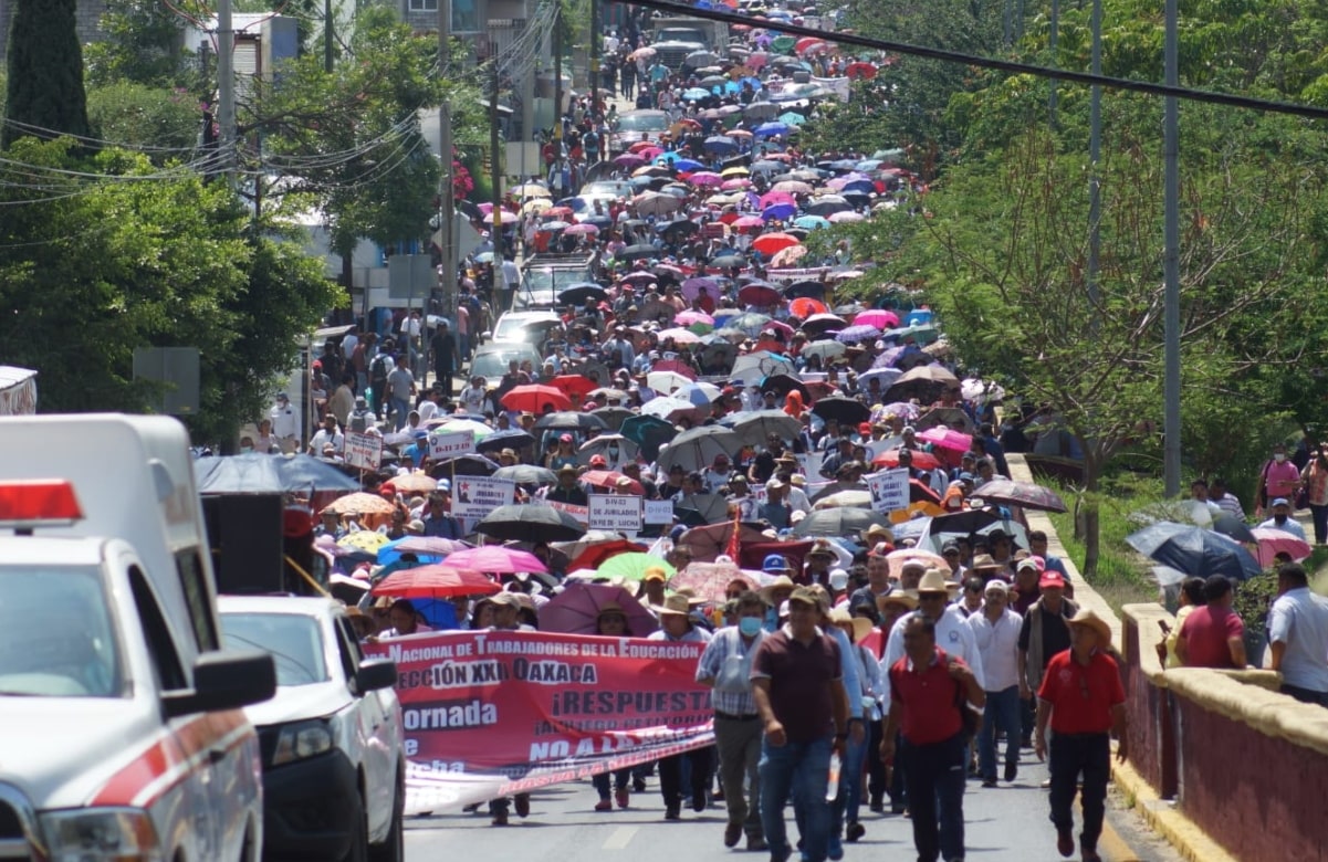 Reportan marcha masiva de la Sección 22 del SNTE y bloqueos en varios puntos de Oaxaca 