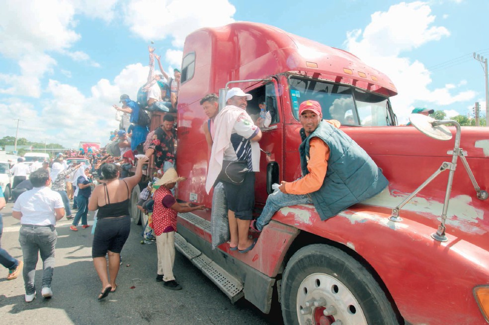 Muere hondureño al caer de camión; 8 mil van a Huixtla