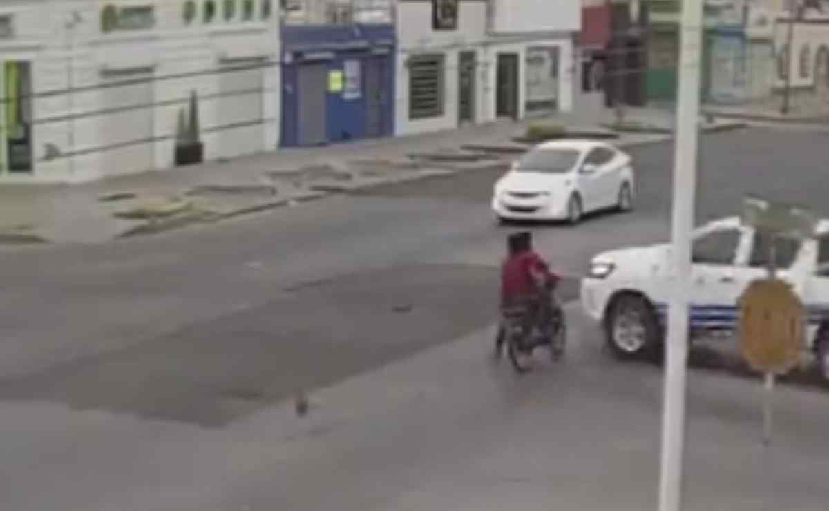 VIDEO: Menores en moto chocan contra patrulla en Ciudad Obregón, Sonora; hay un muerto y un herido