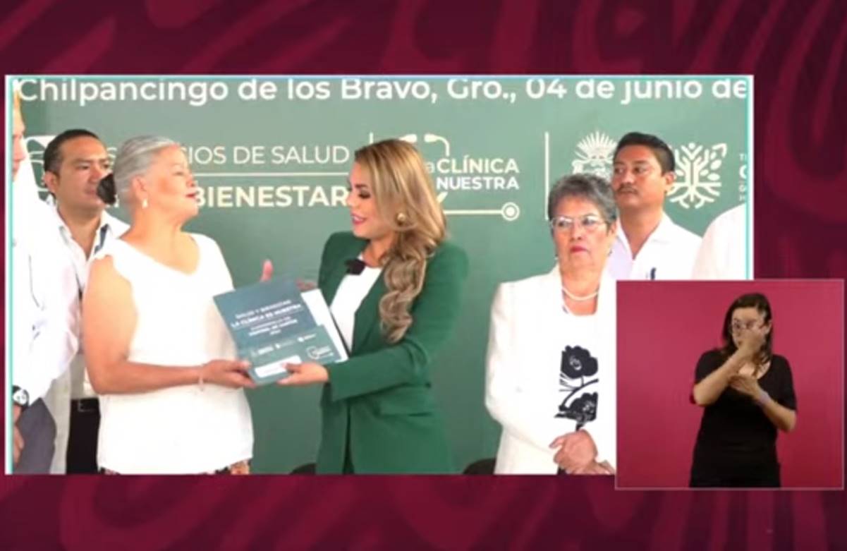 Evelyn Salgado entrega la primera tarjeta de "La Clínica es Nuestra" del programa  IMSS-Bienestar